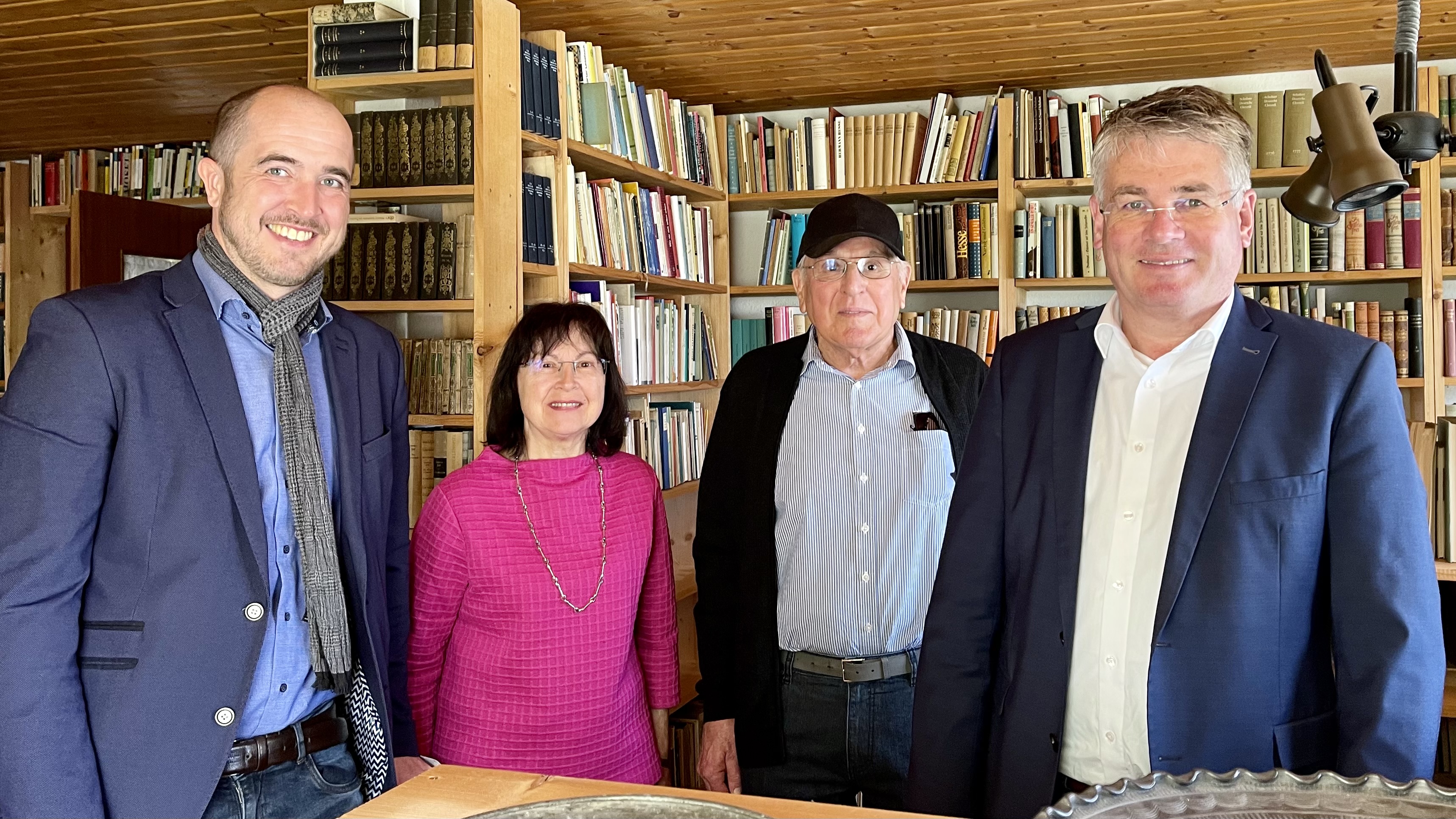 Tim Bückner und Winfried Mack besuchen gemeinsam mit Monika Hoffer das Schriftgutarchiv in Lautern von Reiner Wieland