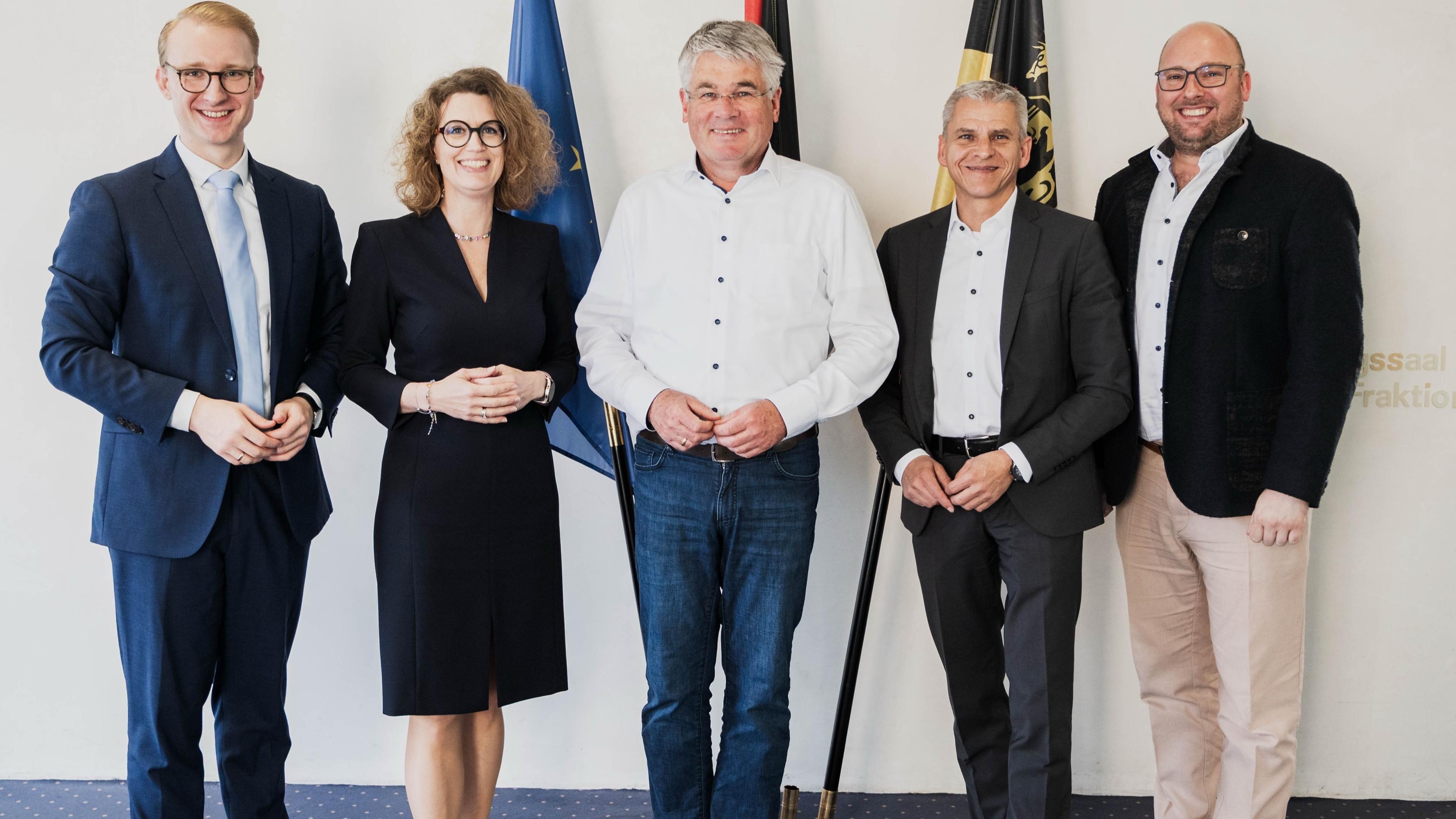 Die Mitglieder der Verhandlungsgruppe �Wirtschaft�: v.l. Lennart Christ, Dr. Andrea Wechsler MdEP, Verhandlungsf�hrer Winfried Mack MdL, Patrick Rapp MdL und Carl Christian Hirsch MdL